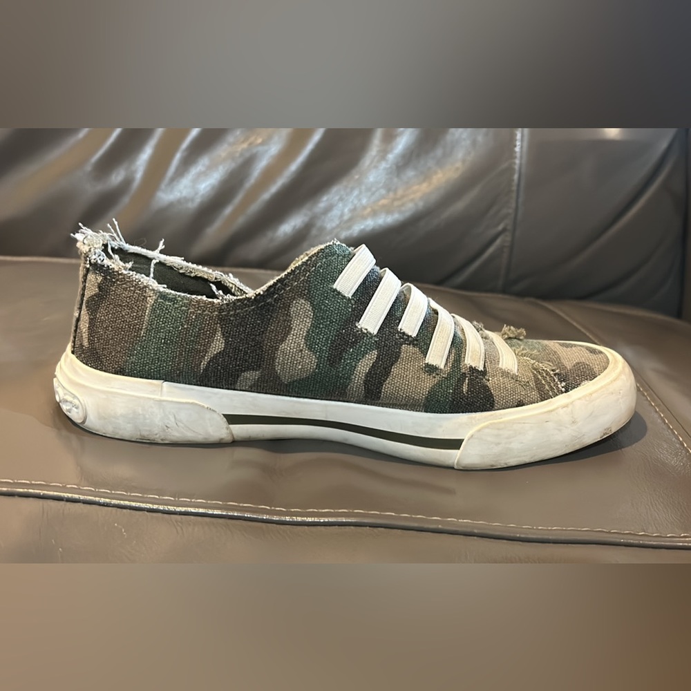 Women’s Rocket Dog canvas shoes size 6